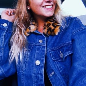 ✨Cropped Jean Jacket With Cheetah Collar🖤